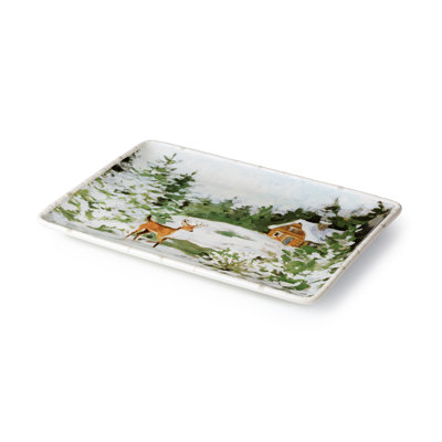 Plateau rectangulaire Winter Cabin - Un plateau en céramique polyvalent de 14 x 10 pouces enveloppé dans une bordure boisée d'hiver, adapté aux hors-d'œuvre des Fêtes, aux viandes sculptées et aux plats saisonniers.