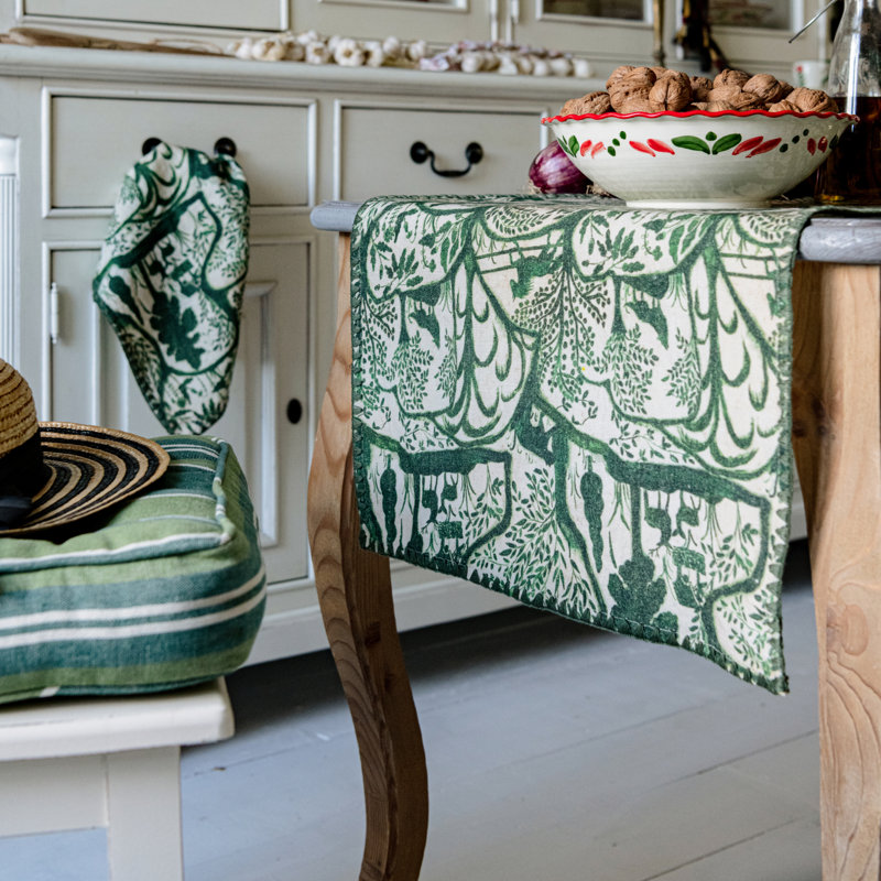 THE ENCHANTED WOODLAND Table runner