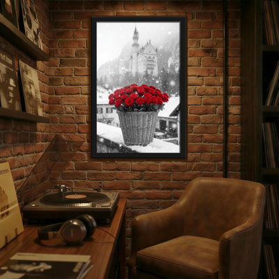 Plantes et fleurs roses rouges dans un panier fond de château enneigé