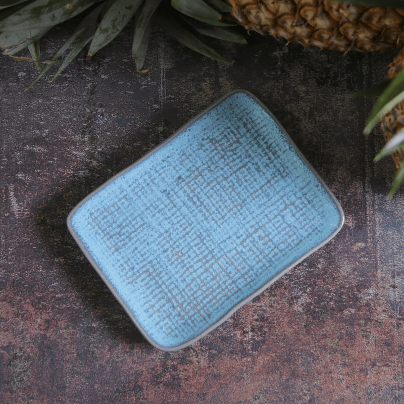 Petit plateau rectangulaire en grès cérame de 7,1 po Breeze - de Jura - allant au micro-ondes, au four et au lave-vaisselle