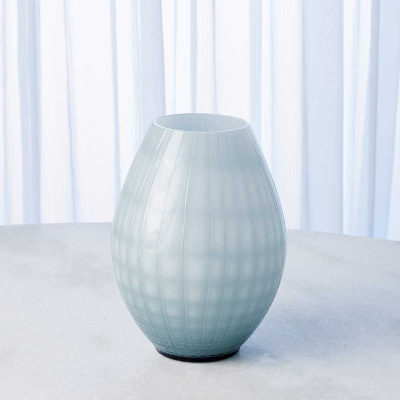Vase en verre tubé bleu, H 10 po x l 7 po x P 7 po