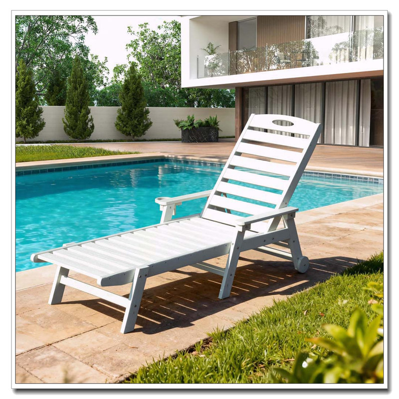 Chaise longue de patio en PEHD avec inclinaison à 5 positions, porte-gobelet intégré et capacité de 400 lb, Blanc