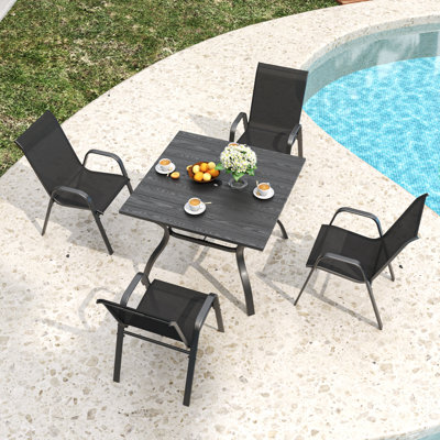 Ensemble de salle à manger d'extérieur 5 pièces 5 pièces, table à grain de bois rétro avec trou pour parasol + 4 chaises empilables ergonomiques, capacité en tissu textilène 350LB, pour terrasse de jardin