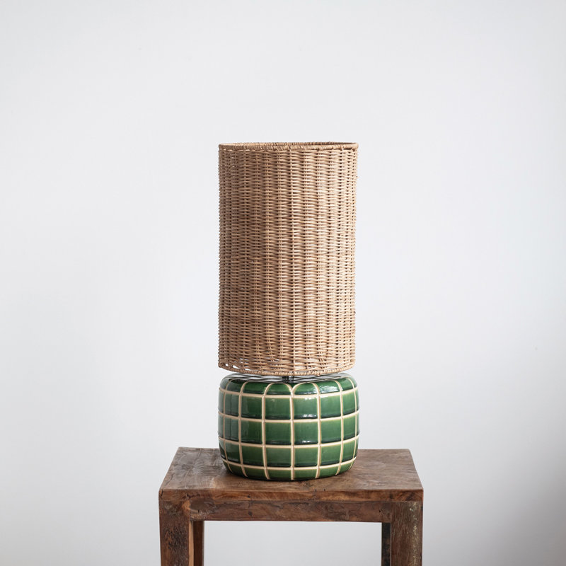 Lampe de table en céramique avec abat-jour en rotin tissé à la main et interrupteur en ligne