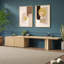 Meuble télé moderne extensible 78-113 po avec portes cannelées, tablettes réglables et surface en bois massif