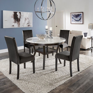 Ensemble repas pour quatre personnes