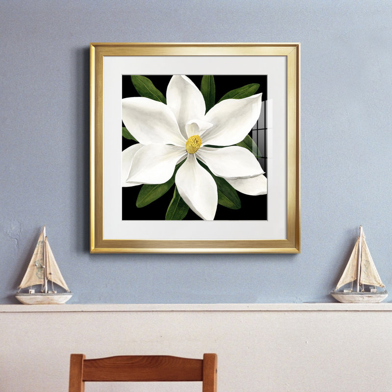 «Midnight Magnolia I», reproduction encadrée de qualité supérieure - prête à être accrochée, H 17,5 po x l 17,5 po x P 1,5 po
