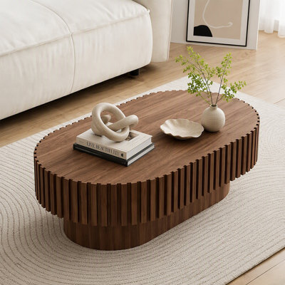 Table basse ovale, table basse cannelée moderne Mid-Century avec piédestal, table basse en bois classique pour salon, chambre à coucher, appartement, bureau, petit espace, noyer de 43,1 po