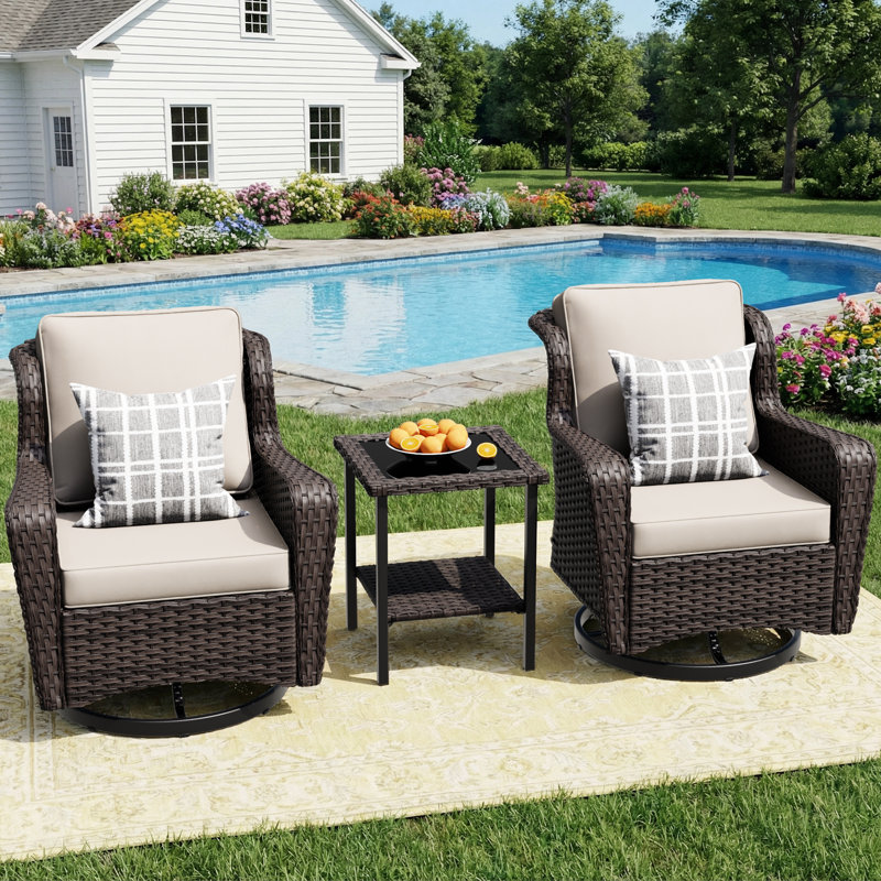 Ensemble de patio d'extérieur en osier 3 pièces avec chaises pivotantes et table d'appoint, Beige, Brown