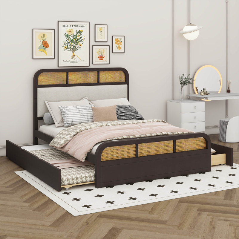 Un grand lit plateforme en bois doté d'un lit gigogne sous le lit, Espresso