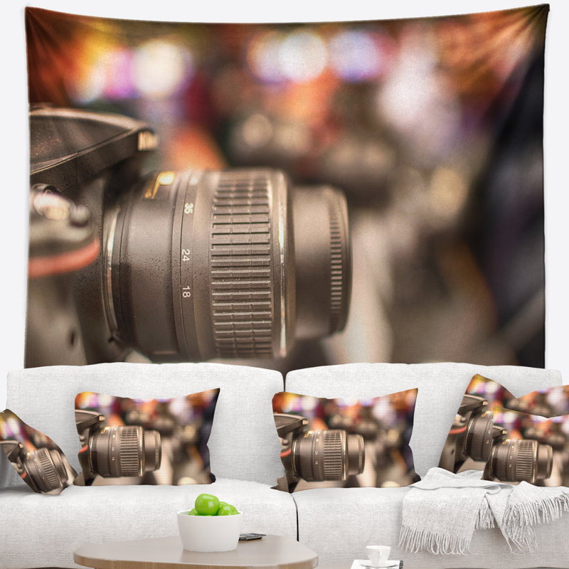 Tapisserie avec accessoires suspendus en polyester de caméras modernes de la ville, H 50 po x l 60 po