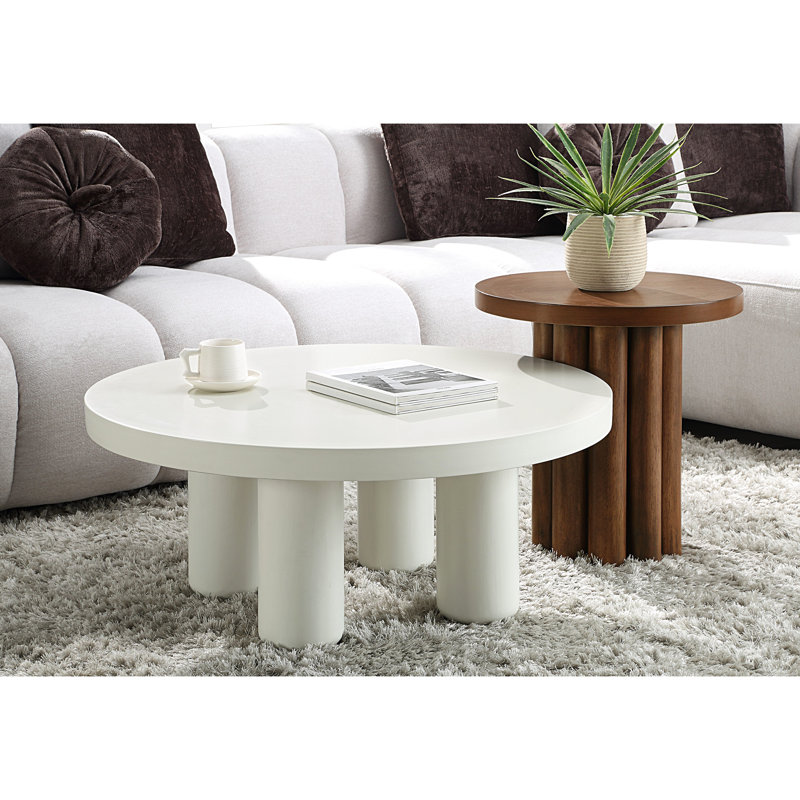 Table de bout brune avec un décor tendance pour le style de la pièce