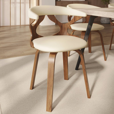 Chaise de salle à manger en bois Howzell revêtue de cuir avec structure en bois de peuplier teint et dossier ouvert
