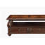 Table basse à quatre tiroirs en bois de noyer avec une tablette