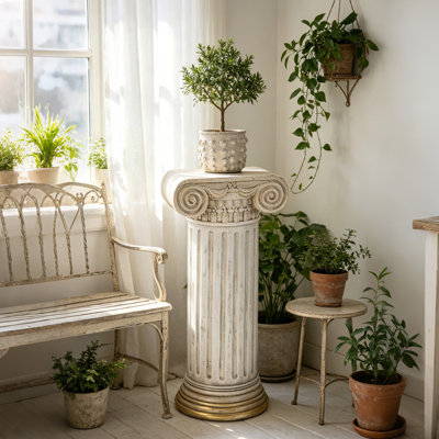 Pied de table en magnésium blanc antique, 26 x 21 x 52 cm, avec colonne cannelée et base dorée.