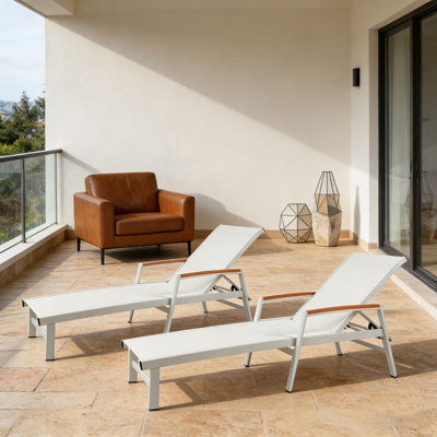 CHAISE LUNGE