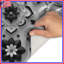 Tapis de bain noir à motif floral-124832861