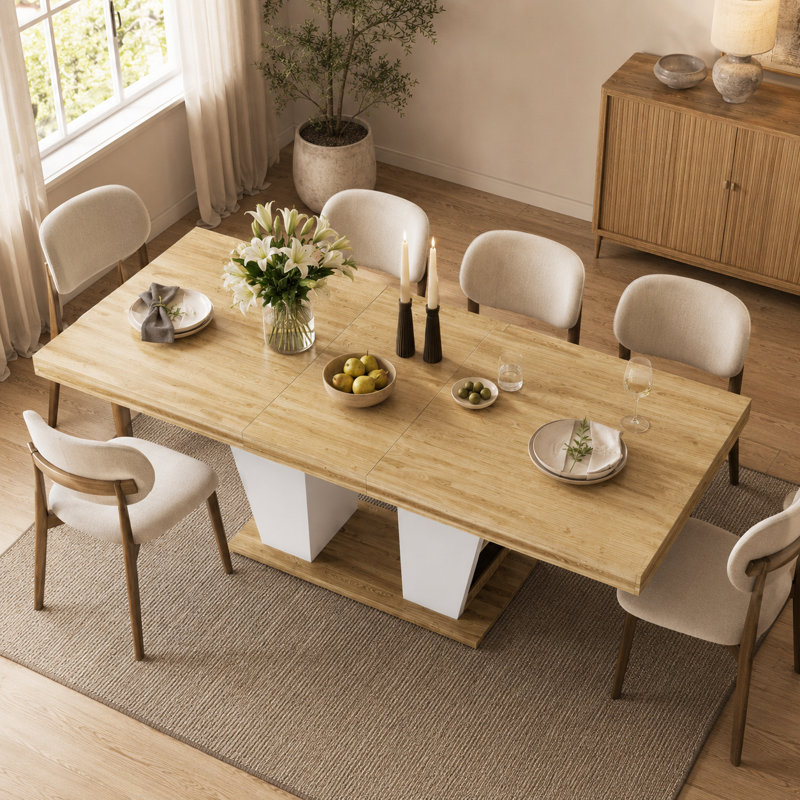 Une table de salle à manger extensible rustique en bois blanc avec un design médiéval-moderne, avec des tablettes de rangement double-face, pouvant accueillir 8 à 10 personnes