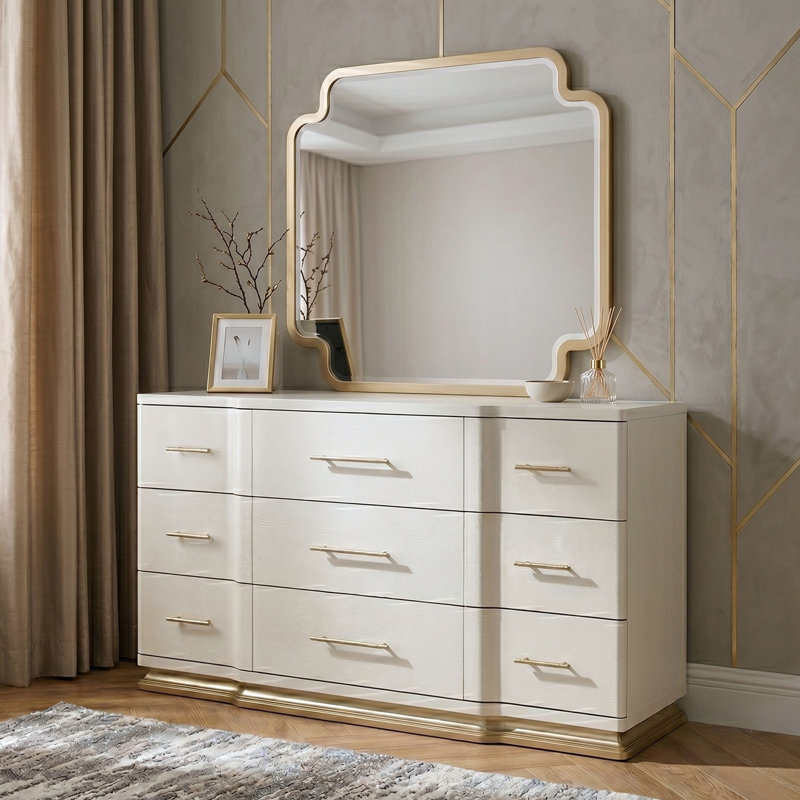 Commode 9 tiroirs Lexington en beige avec finition texturée et quincaillerie dorée (miroir non inclus)
