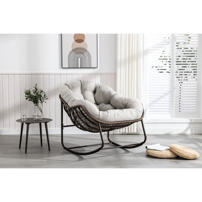 Fauteuil de véranda beige avec fonction bascule pour profiter du plein air -