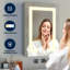 Miroir lumineux de salle de bain à DEL avec armoire de rangement 32 "x 24" avec rangement encastré ou à surface 2 portes à intensité variable 3 couleurs réglables anti-buée, tablette 2 prises, 2 ports USB