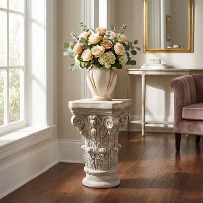 Piédestal blanc orné de 16 x 16 x 24,5 po avec motif de volutes et accents dorés