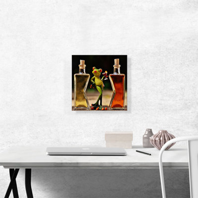 «Bottles Frog Cocktail Party», reproduction de photo sur toile tendue