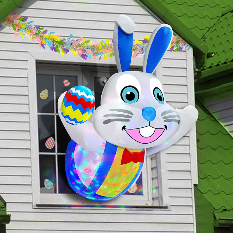 Un lapin de Pâques tient un œuf de couleur incliné dans une fenêtre