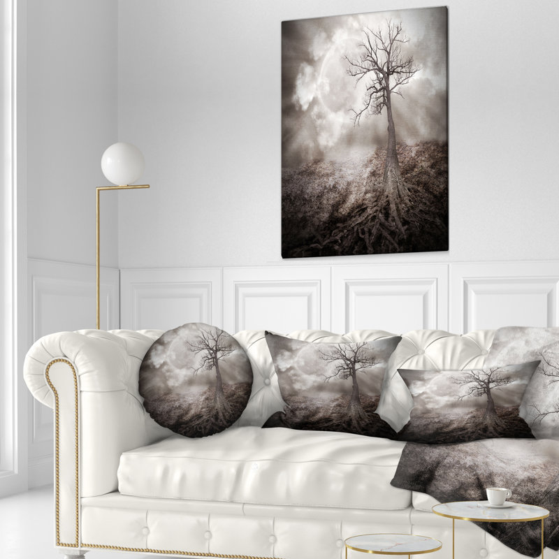 Coussin décoratif à l’arbre n’occupant que le paysage de la lune