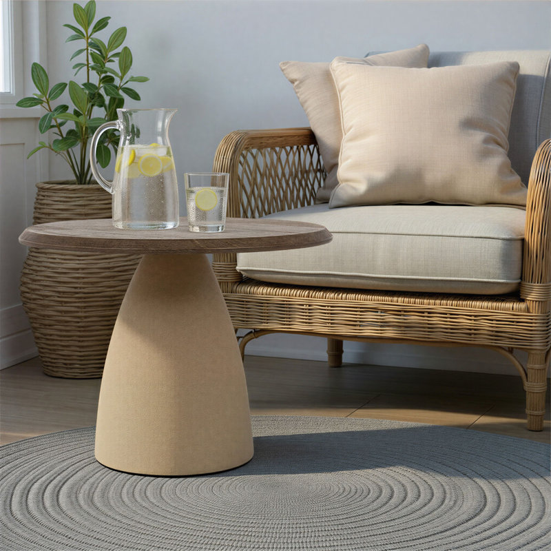 Table d'appoint crème en bois de manguier et en fer, 17.75" H X 23.5" W X 23.5" D