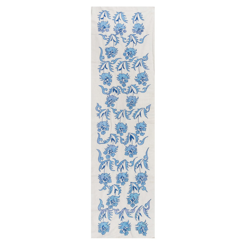20 x 75 po. Chemin de table en soie et broderie bleu et crème
