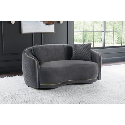 Revêtement courbé gris foncé avec assise et dossier confortables, accents dorés, capitonnage à losanges profonds de 41 po, structure, hauteur de 32 po