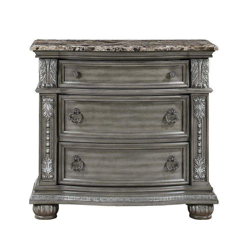 Table de chevet 3 tiroirs Toga, détails sculptés en bois d'acacia gris, 35 pouces, Gris