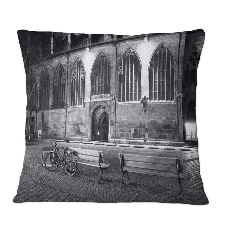 Vélo devant une cathédrale - Coussin décoratif imprimé campagne française, 18 po x 18 po