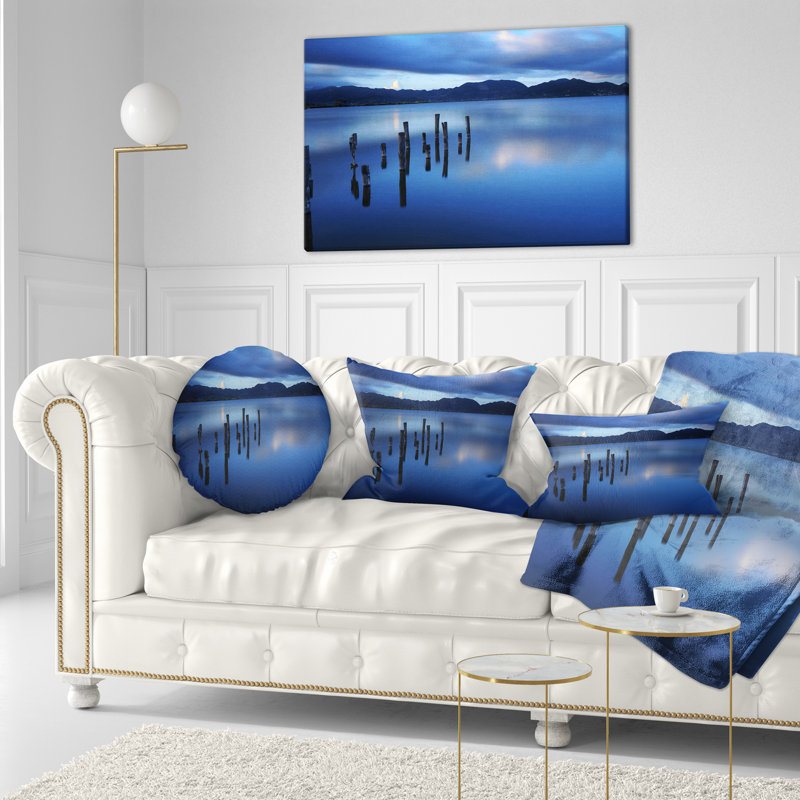 Coussin bleu foncé Sea with Pier Remains