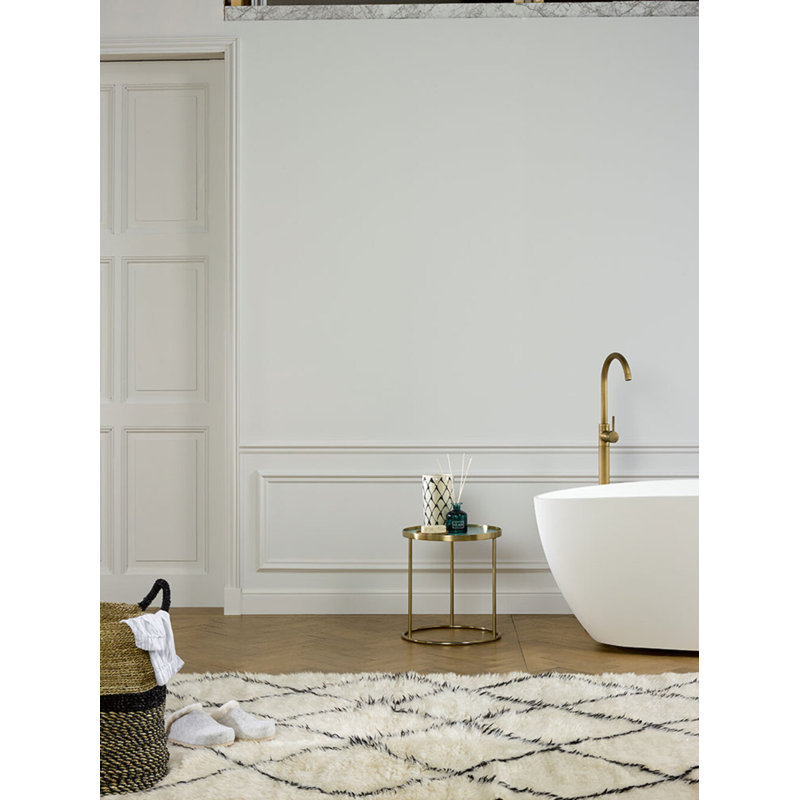 Plastique blanc de 0,625 po d'épaisseur x 4 po de largeur x 78,75 po de longueur, base murale blanche