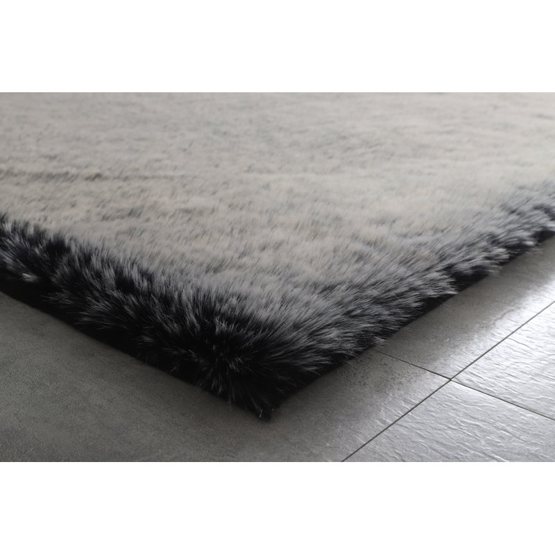 Tapis noir à poils longs Mane