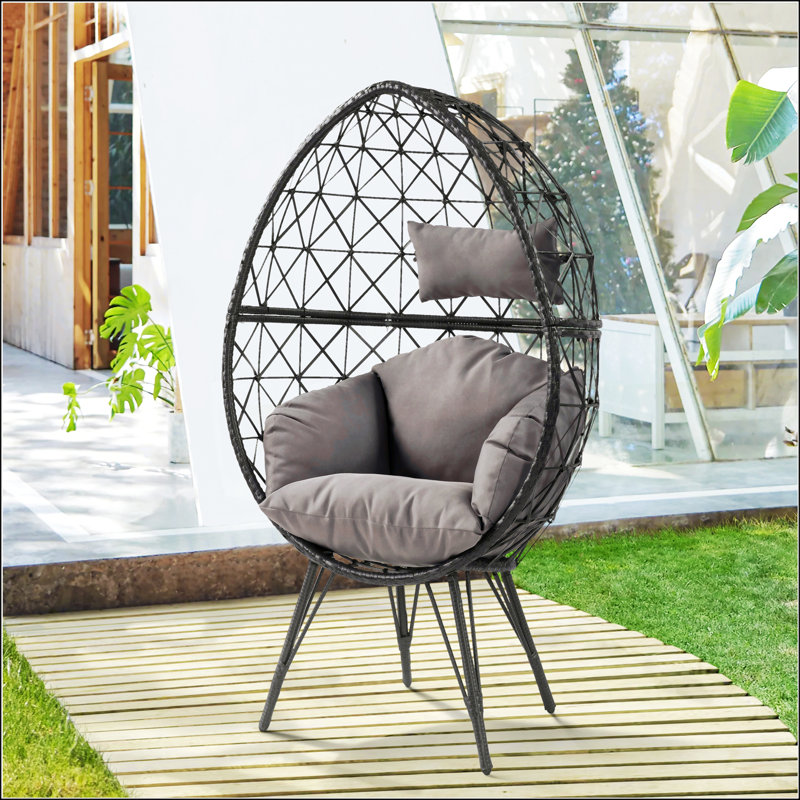 Chaise de patio gris clair et noire avec coussin rembourré