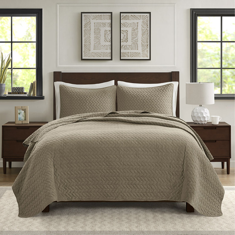 Queen 3 Piece Luxurious Oversized Quilt Set