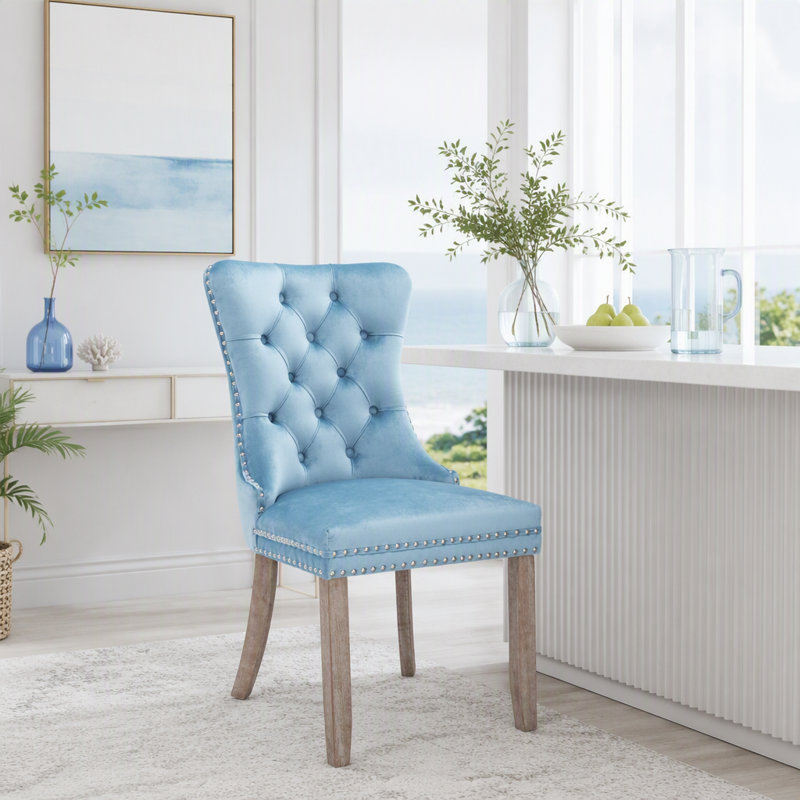 Ensemble de chaises de salle à manger en velours à dossier haut, pattes en bois et garniture cloutée, Velours bleu clair