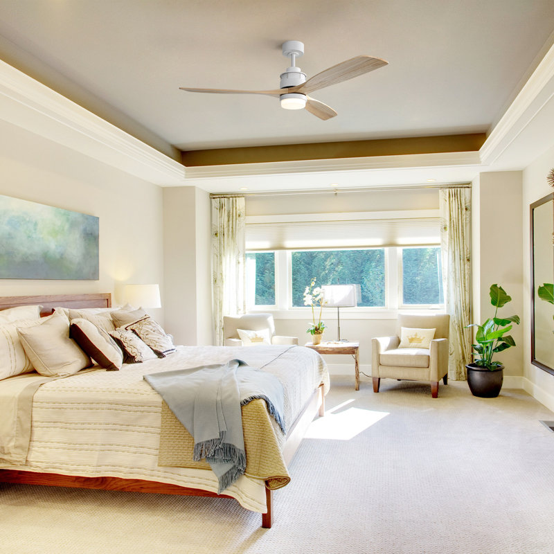 Grand ventilateur de plafond moderne à 3 pales en bois massif de 60 po avec lumières Kemp, Blanc avec pales en bois clair