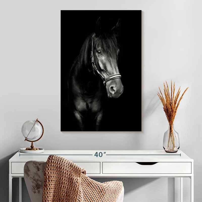 Cheval noir dans le noir sur toile, H 30 po x l 20 po x P 1,25 po