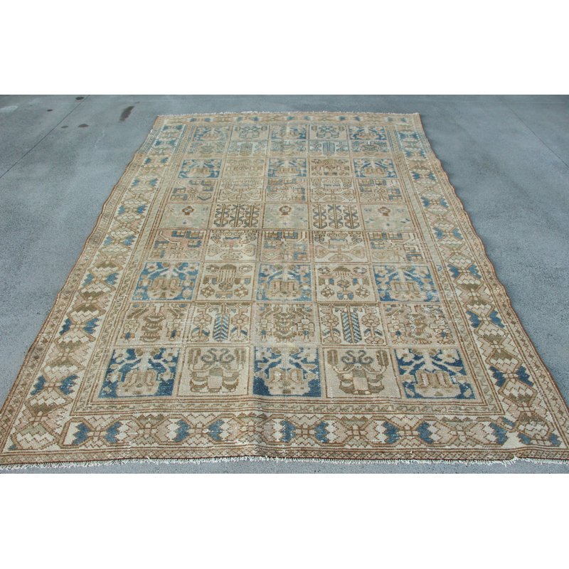 Tapis turc rétro tissé à la main avec un motif géométrique complexe dans des tons beiges et bleus pour une décoration intérieure élégante