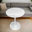 Table ronde à texture de marbre