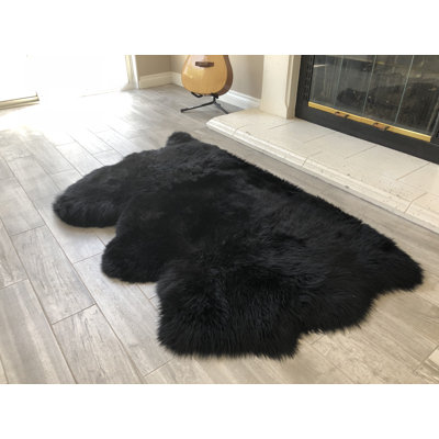 Tapis noir en peau de mouton Amaranta