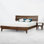 Ensemble de chambre à coucher 2 pièces - Base de lit grand lit en bois massif et table de chevet assortie, style Mid-Century moderne, finition noyer, capacité de 800 lb, aucun sommier nécessaire