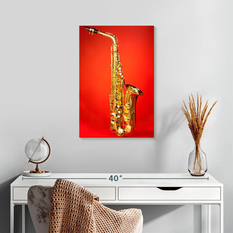 Saxophone sur fond rouge, H 24 po x l 16 po