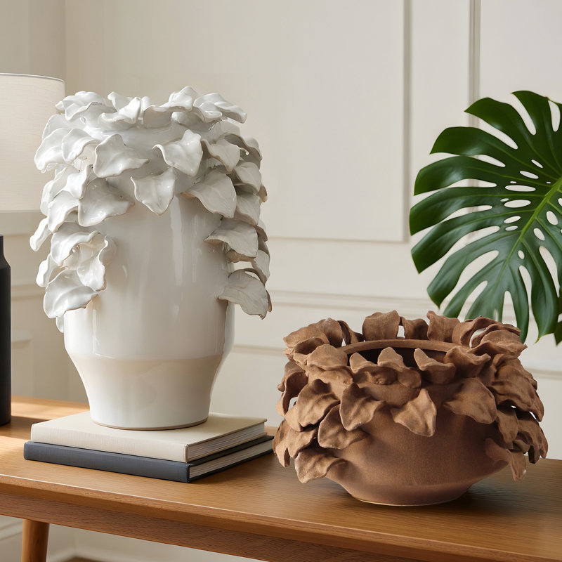 Vase sculpté, H 13,5 po x l 10 po x P 10 po, Blanc