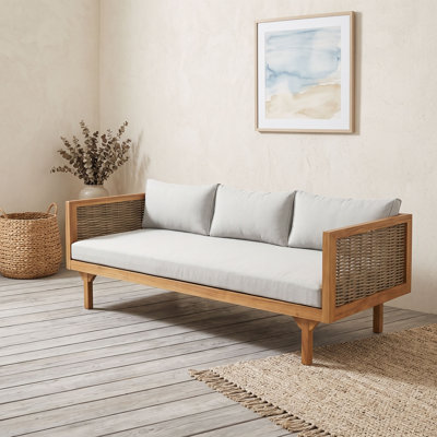 Lit de jour d'extérieur en bois d'acacia avec design à lattes, accoudoirs en rotin et coussins résistants à l'eau
