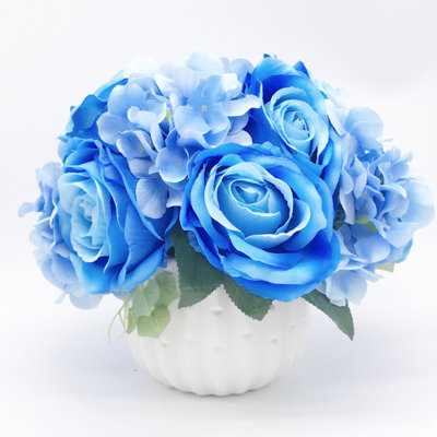 Agencements de fleurs mélangées artificielles en vase
